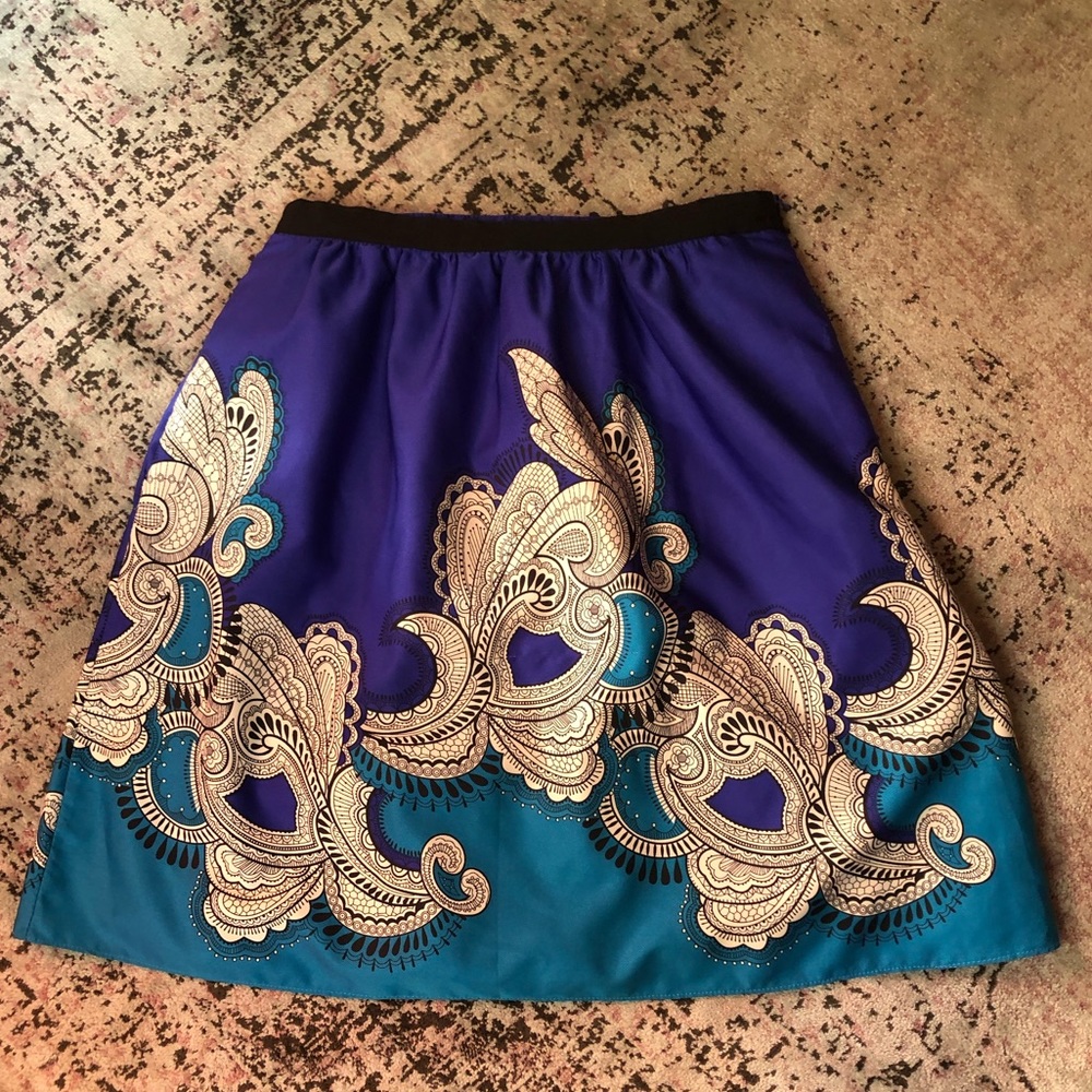 It has POCKETS! Knee length A-lined print skirt